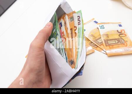 Bild mit Umschlag und Stapel von Euro Rechnungen-Euro ist die europäische Währung - mehr oder weniger in das neue Jahr 2020 Stockfoto