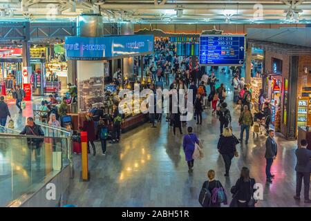 ISTANBUL, Türkei - Feb 4, 2019: das Innere der Flughafen Istanbul Atatürk, dem wichtigsten internationalen Flughafen Istanbul dienen, und den größten Flughafen im Tur Stockfoto