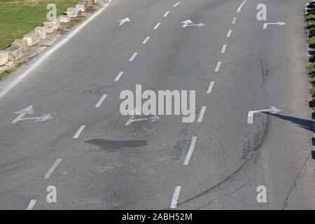 Leer drei Fahrspuren Straße mit Pfeilen Sonnigen Tag Stockfoto