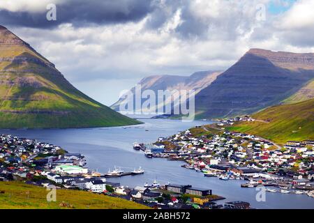 Atemberaubende Stadtbild von klaksvik Stadt mit Fjord und trübe Berge, bordoy Island, Färöer, Dänemark. Landschaftsfotografie Stockfoto