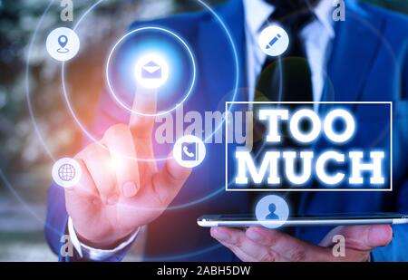 Konzeptionelle Hand schreiben Zu Viel angezeigt. Konzept bedeutet eine unerträgliche Situation unmöglich oder anstrengend oder Erfahrung Stockfoto