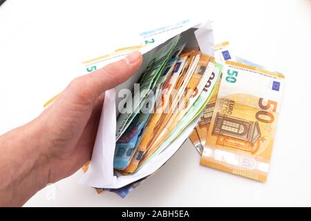 Bild mit Umschlag und Stapel von Euro Rechnungen-Euro ist die europäische Währung - mehr oder weniger in das neue Jahr 2020 Stockfoto