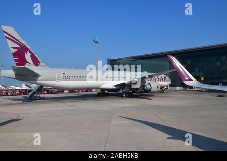 Doha, Katar - Nov 17. 2019. Boeing 777-300 Qatar Airways im Flughafen Stockfoto