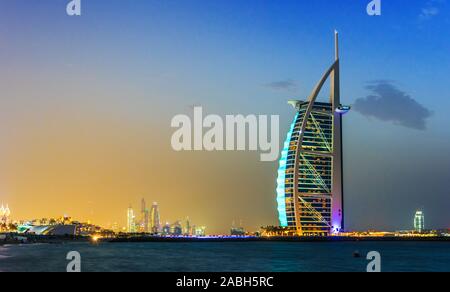 DUBAI, VEREINIGTE ARABISCHE EMIRATE - Feb 11, 2019: Das Burj Al Arab oder Turm der Araber, ein Luxushotel in Dubai mit Marina Towers im Hintergrund, United ein Stockfoto