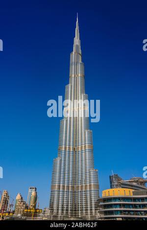 DUBAI, VEREINIGTE ARABISCHE EMIRATE - Feb 7, 2019: Burj Khalifa oder Khalifa Tower, dem höchsten Gebäude der Welt, bei Nacht, Dubai, Vereinigte Arabische Emirate. Stockfoto