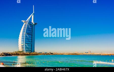 DUBAI, VEREINIGTE ARABISCHE EMIRATE - Feb 8, 2019: Das Burj Al Arab oder Turm der Araber, in einem Luxushotel in Dubai, Vereinigte Arabische Emirate. Stockfoto