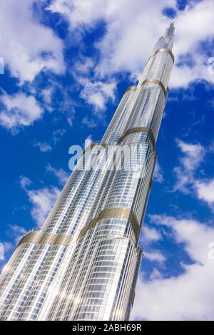 DUBAI, VEREINIGTE ARABISCHE EMIRATE - Feb 11, 2019: Burj Khalifa oder Khalifa Tower, dem höchsten Gebäude der Welt, bei Nacht, Dubai, Vereinigte Arabische Emirate. Stockfoto