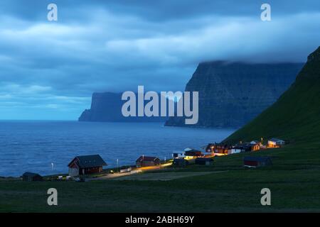 Kleines Dorf in der Nähe von Trollanes Kallur Leuchtturm auf Kalsoy Insel am Abend Zeit, Färöer, Dänemark. Landschaftsfotografie Stockfoto