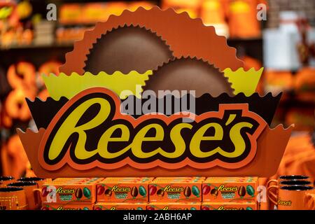 Hershey, PA/USA - November 26, 2019: Reese's Peanut Butter Cups und auf dem Display in Hershey's Chocolate World. Stockfoto