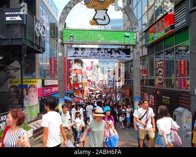 HARAJUKU, Tokio, Japan - August 2nd, 2019: Harajuku Hauptstraße. Harajuku ist international als Zentrum der japanischen Jugend Kultur und Mode bekannt. Stockfoto