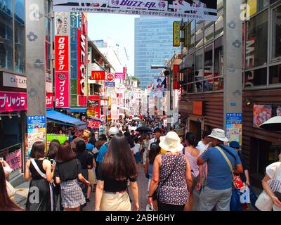 HARAJUKU, Tokio, Japan - August 2nd, 2019: Harajuku Hauptstraße. Harajuku ist international als Zentrum der japanischen Jugend Kultur und Mode bekannt. Stockfoto