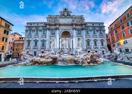 Beleuchtete Piazza Di Spagna, Trevi Brunnen bei Dämmerung, Rom, Italien Schlüsselwörter: Brunnen, Trevi, Rom, Di, Nacht, Europa, Italien, Sehenswürdigkeiten, panoram Stockfoto