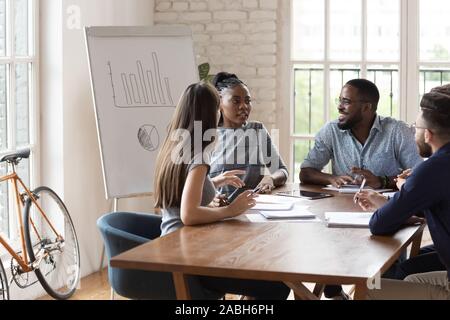 Happy Vielfalt der Mitarbeiter an den kreativen Arbeiten im Büro. Stockfoto