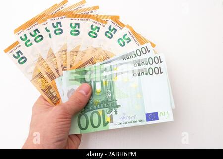 Bild mit Umschlag und Stapel von Euro Rechnungen-Euro ist die europäische Währung - mehr oder weniger in das neue Jahr 2020 Stockfoto