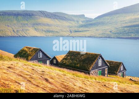 Malerische Aussicht auf tradicional Färöischen mit Gras bewachsenen Häuser im Dorf Bour im Herbst. Vagar Island, Färöer, Dänemark. Stockfoto