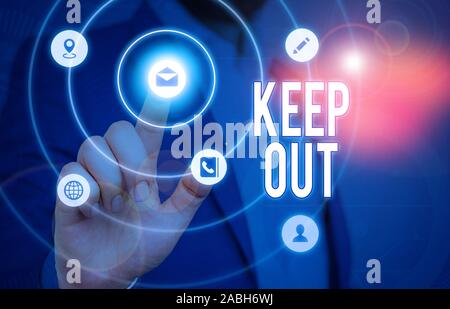 Konzeptionelle Hand schreiben Übersicht heraus halten. Konzept Sinn zu jemand oder etwas in einen Ort Warnschild stoppen Stockfoto