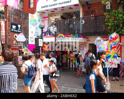 HARAJUKU, Tokio, Japan - August 2nd, 2019: Harajuku Hauptstraße. Harajuku ist international als Zentrum der japanischen Jugend Kultur und Mode bekannt. Stockfoto