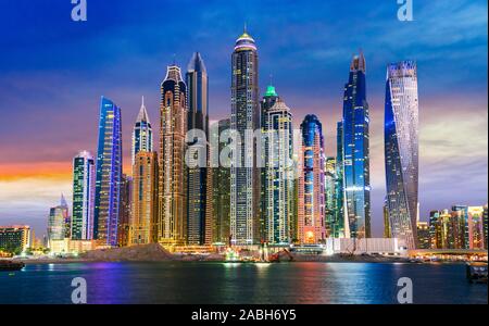 Moderne Architektur der Yachthafen von Dubai, Vereinigte Arabische Emirate. Skyline bei Nacht. Stockfoto