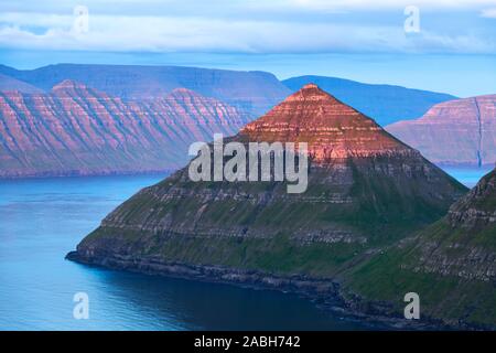 Unglaubliche Aussicht auf den Färöer Inseln, von Abendlicht glühen. Landschaftsfotografie Stockfoto