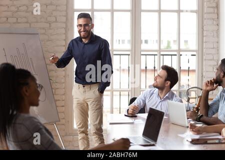 Arabische junge männliche Lautsprecher genießen Sie entspannende Atmosphäre im Team treffen. Stockfoto
