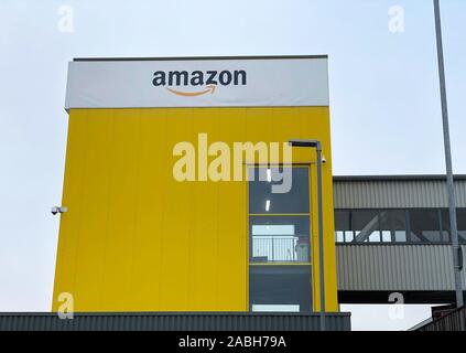 Auf 0001 am Donnerstag, den 28. November Die Amazon Fulfillment Center in Dunfermline, Schottland, das Getriebe ist für das, was vorausgesagt wurde als der "größte jemals Schwarzer Freitag" Trotz Angebote für eine Woche online ein Embargo verhängt. Stockfoto