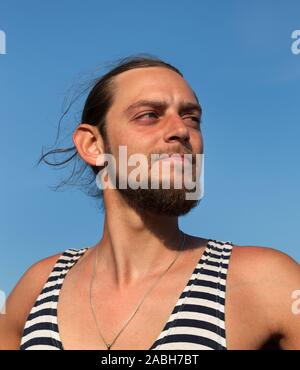 Mann sailor Auf der Hintergrund der Himmel. Stockfoto