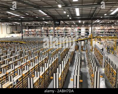 Auf 0001 am Donnerstag, den 28. November Die Amazon Fulfillment Center in Dunfermline, Schottland, das Getriebe ist für das, was vorausgesagt wurde als der "größte jemals Schwarzer Freitag" Trotz Angebote für eine Woche online ein Embargo verhängt. Stockfoto