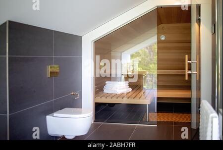 Modernes Bad und Sauna. Moderne Einrichtung Luxus haus Stockfoto