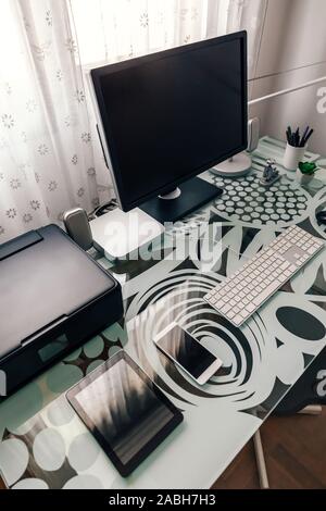 Workstation mit Tisch, Computer und Drucker Stockfoto