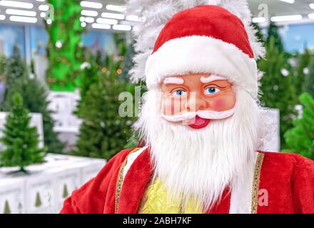 Santa Claus Spielzeug auf dem Hintergrund der Weihnachtsbäume. Stockfoto