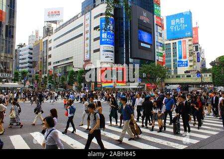 SHIBUYA, Tokio, Japan, 30. Mai 2018: Shibuya Crossing mit viel Fußgänger. Shibuya Crossing ist einer der verkehrsreichsten Fussgängerstreifen in der Welt. Stockfoto