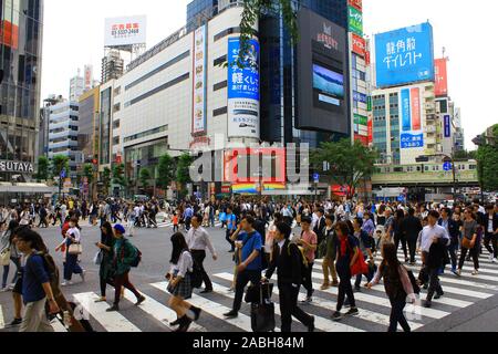 SHIBUYA, Tokio, Japan, 30. Mai 2018: Shibuya Crossing mit viel Fußgänger. Shibuya Crossing ist einer der verkehrsreichsten Fussgängerstreifen in der Welt. Stockfoto