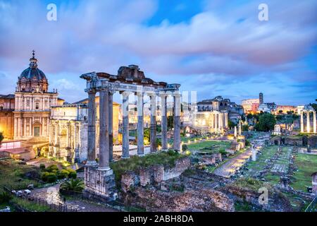Beleuchtete Forum Romanum bei Dämmerung, Rom, Italien Schlüsselwörter: rom, roma, Forum, Romanum, Dämmerung, beleuchtet, römische, Stockfoto