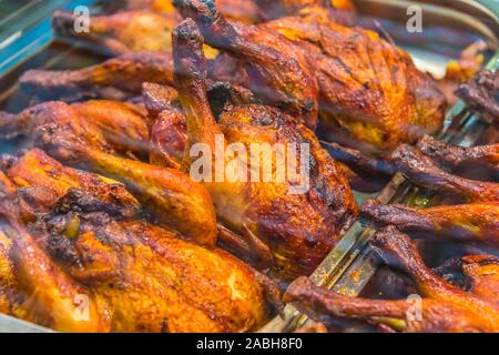 Brathähnchen auf Supermarkt Display. Bereit zum Essen. Stockfoto