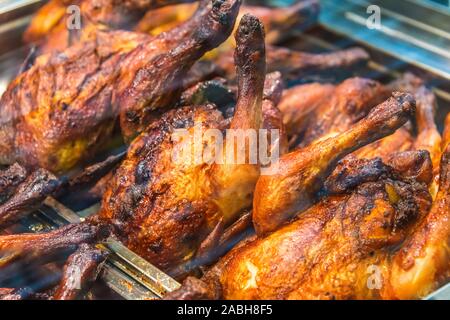 Brathähnchen auf Supermarkt Display. Bereit zum Essen. Stockfoto