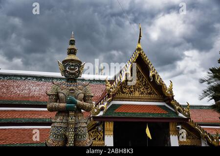 Gigantische Yak, Yaksha Statue mit großen Zähnen, piercing Auge mit dem Schwert in der Hand zum Schutz und zur Bewachung der berühmten Tempel des Emerald Buddha oder Wat Phra Stockfoto