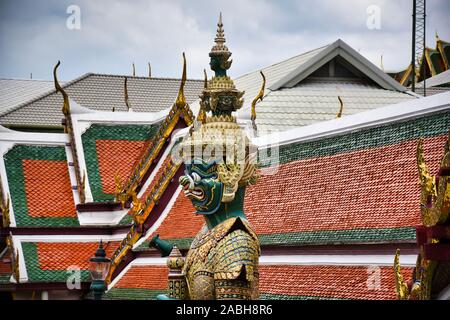 Gigantische Yak, Yaksha Statue mit großen Zähnen, piercing Auge mit dem Schwert in der Hand zum Schutz und zur Bewachung der berühmten Tempel des Emerald Buddha oder Wat Phra Stockfoto