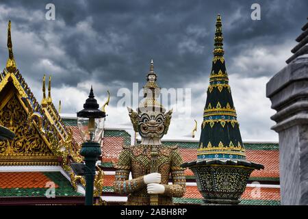 Gigantische Yak, Yaksha Statue mit großen Zähnen, piercing Auge mit dem Schwert in der Hand zum Schutz und zur Bewachung der berühmten Tempel des Emerald Buddha oder Wat Phra Stockfoto