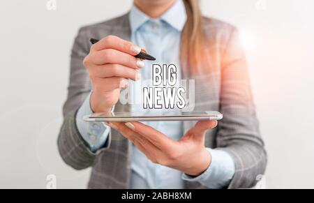 Handschrift text Big News. Konzeptionelle Foto wissen Aktionen niemand hörte es noch Teleporter journalist Business Konzept mit Handy und Bus Stockfoto