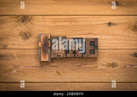 Fake, einzelnes Wort mit Vintage Buchdruck Blöcke auf rustikalem Holz Hintergrund geschrieben. Stockfoto