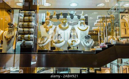 DUBAI, VEREINIGTE ARABISCHE EMIRATE - Feb 7, 2019: Show Fenster von einem Juwelier Gold Souk in Dubai, Vereinigte Arabische Emirate. Stockfoto