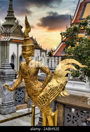 Schön atemberaubenden goldenen Statue einer Kinnara, ein Geliebter mythischen halb Mensch, halb Vogel Kreatur auf der oberen Terrasse des Wat Phra Kaew oder Tempel der Th Stockfoto