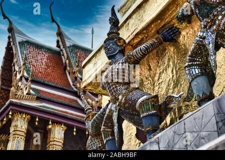 Yak, Yaksha Statuen mit großen Zähnen, piercing Auge mit den Schutz und die Bewachung der berühmten Tempel des Emerald Buddha oder Wat Phra Kaew vom Bösen spi Stockfoto