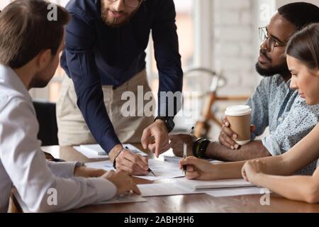 Zugeschnittenes Bild gemischten Rennen engagierte Mitarbeiter Team zusammen zu arbeiten. Stockfoto
