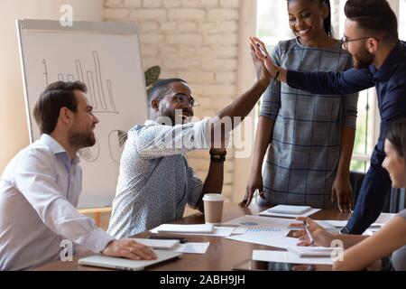 Happy african american männliche Manager hoch fünf Kollegen 1001. Stockfoto