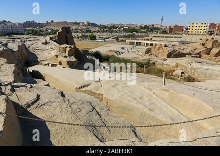 Der unvollendete Obelisk in einem alten Steinbruch aus Granit, Assuan, Ägypten, Afrika Stockfoto