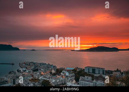 Alesund, Norwegen. Erstaunlich Natürliche helle Dramatischer Himmel in warmen Farben über Alesund Valderoya und Inseln in den Sonnenuntergang. Bunte Himmel Hintergrund. Beau Stockfoto