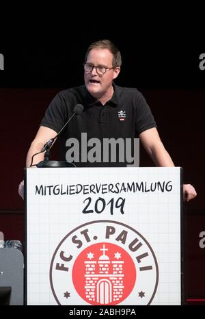 Hamburg, Deutschland. 27 Nov, 2019. Oke Göttlich, Präsident des FC St. Pauli, spricht an der ordentlichen Generalversammlung der FC St. Pauli, die zweite Division Football Club. Credit: Daniel Reinhardt/dpa/Alamy leben Nachrichten Stockfoto