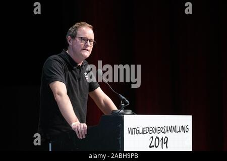 Hamburg, Deutschland. 27 Nov, 2019. Oke Göttlich, Präsident des FC St. Pauli, spricht an der ordentlichen Generalversammlung der FC St. Pauli, die zweite Division Football Club. Credit: Daniel Reinhardt/dpa/Alamy leben Nachrichten Stockfoto