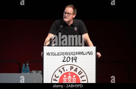 Hamburg, Deutschland. 27 Nov, 2019. Oke Göttlich, Präsident des FC St. Pauli, spricht an der ordentlichen Generalversammlung der FC St. Pauli, die zweite Division Football Club. Credit: Daniel Reinhardt/dpa/Alamy leben Nachrichten Stockfoto